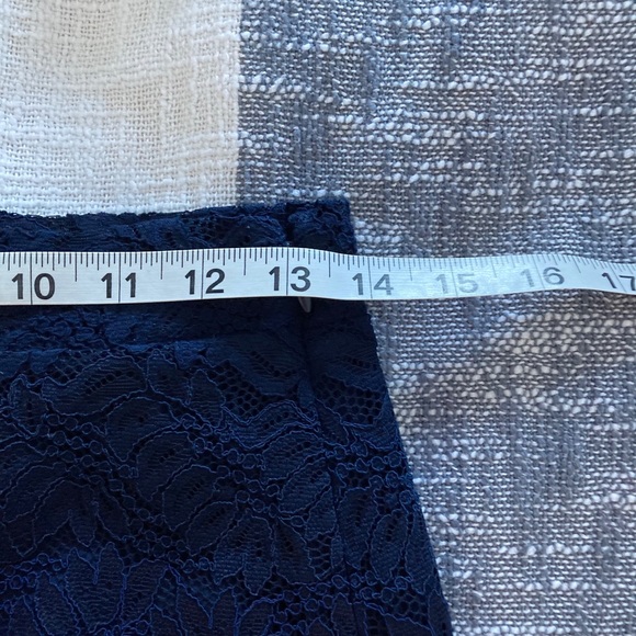 Navy lace pencil skirt- Banana Republic - Picture 3 of 5